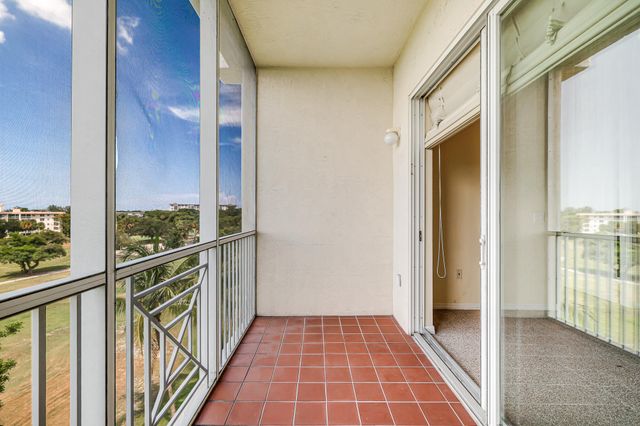 3600 OAKS CLUBHOUSE Drive 505, Pompano Beach, FL 33069