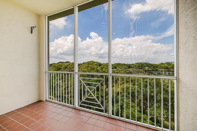 3600 OAKS CLUBHOUSE Drive 505, Pompano Beach, FL 33069