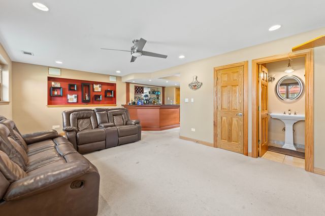 1005 E Orchard Street, Arlington Heights, IL 60005