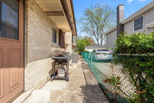 1005 E Orchard Street, Arlington Heights, IL 60005