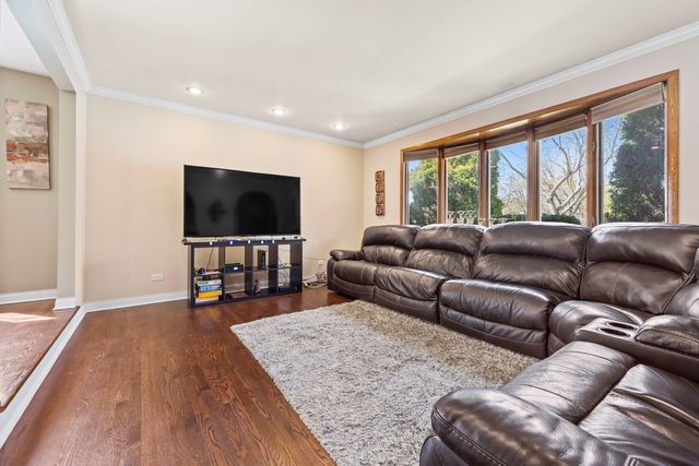 1005 E Orchard Street, Arlington Heights, IL 60005
