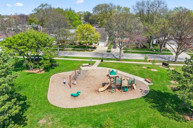 1005 E Orchard Street, Arlington Heights, IL 60005