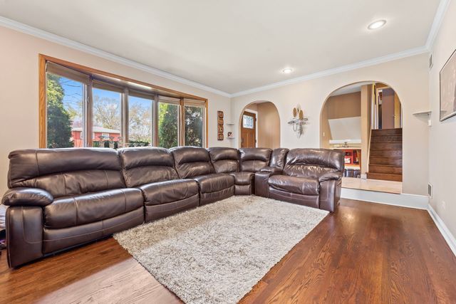 1005 E Orchard Street, Arlington Heights, IL 60005