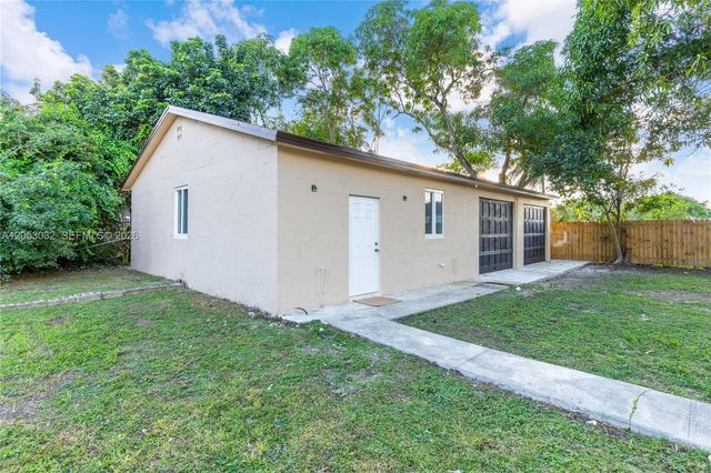 559 NW 2nd St, Florida City, FL 33034