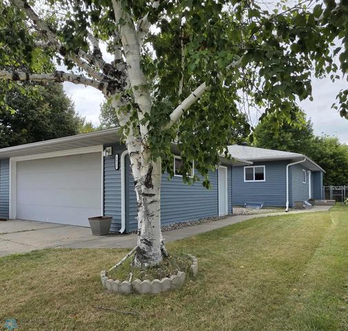 2411 Country Club Parkway, Moorhead, MN 56560