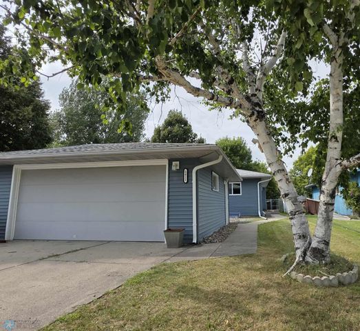 2411 Country Club Parkway, Moorhead, MN 56560