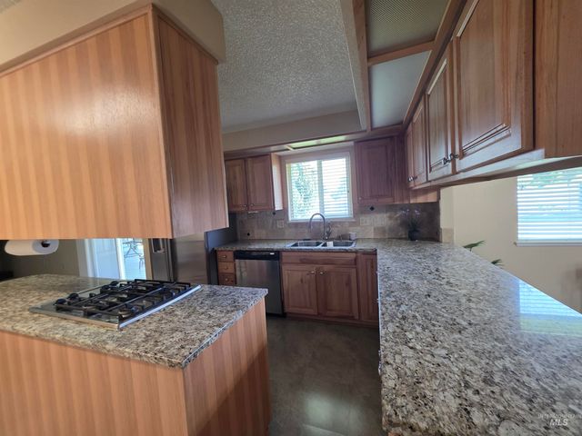 1012 W Camelot Dr, Nampa, ID 83651