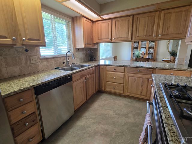 1012 W Camelot Dr, Nampa, ID 83651
