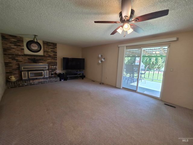 1012 W Camelot Dr, Nampa, ID 83651