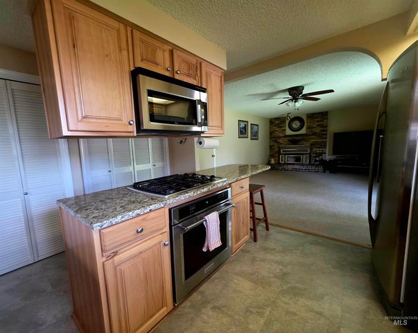1012 W Camelot Dr, Nampa, ID 83651