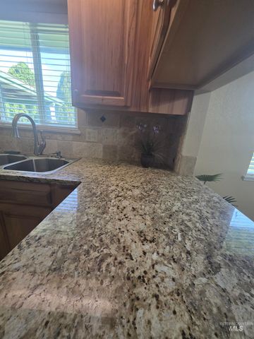 1012 W Camelot Dr, Nampa, ID 83651