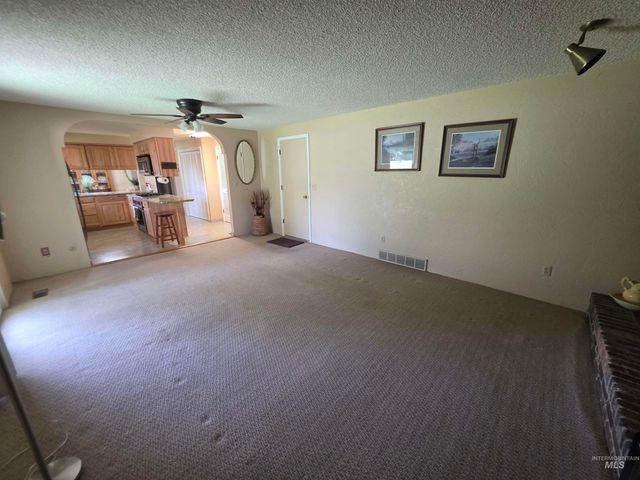 1012 W Camelot Dr, Nampa, ID 83651