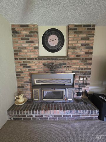 1012 W Camelot Dr, Nampa, ID 83651