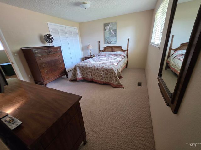 1012 W Camelot Dr, Nampa, ID 83651