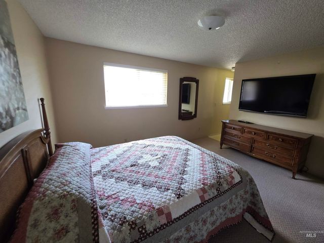 1012 W Camelot Dr, Nampa, ID 83651