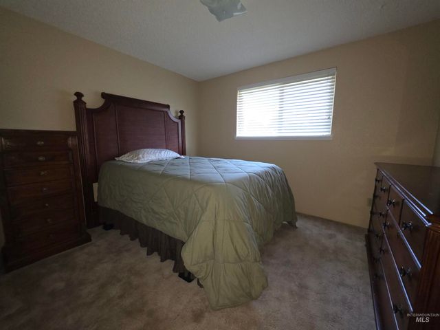 1012 W Camelot Dr, Nampa, ID 83651
