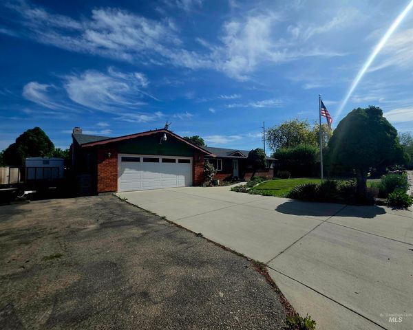 1012 W Camelot Dr, Nampa, ID 83651