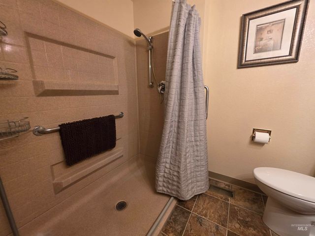 1012 W Camelot Dr, Nampa, ID 83651
