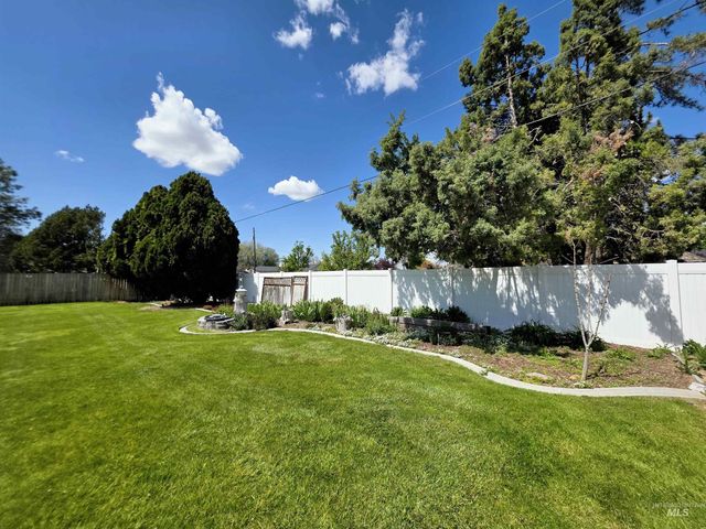 1012 W Camelot Dr, Nampa, ID 83651