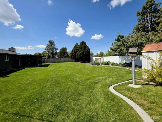 1012 W Camelot Dr, Nampa, ID 83651