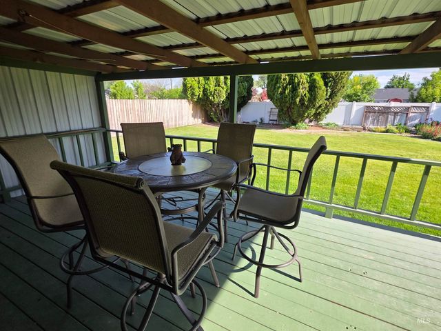 1012 W Camelot Dr, Nampa, ID 83651