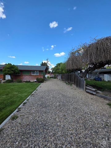 1012 W Camelot Dr, Nampa, ID 83651