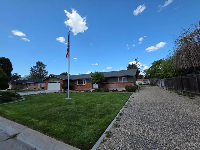 1012 W Camelot Dr, Nampa, ID 83651
