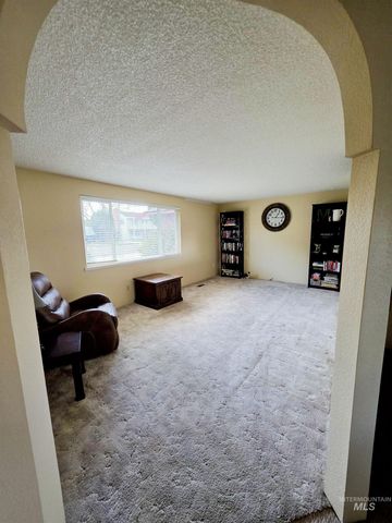 1012 W Camelot Dr, Nampa, ID 83651