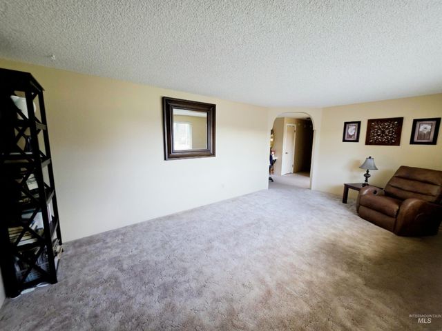 1012 W Camelot Dr, Nampa, ID 83651