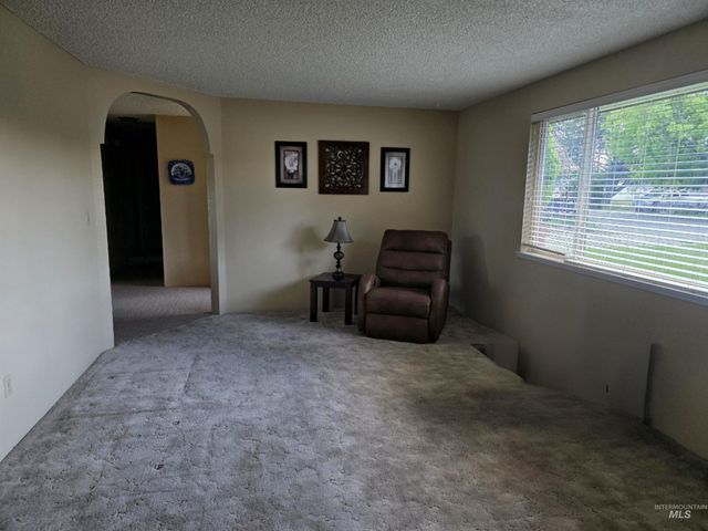1012 W Camelot Dr, Nampa, ID 83651