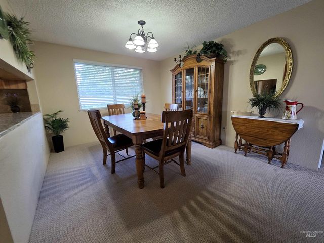 1012 W Camelot Dr, Nampa, ID 83651