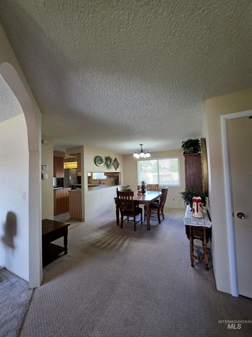 1012 W Camelot Dr, Nampa, ID 83651