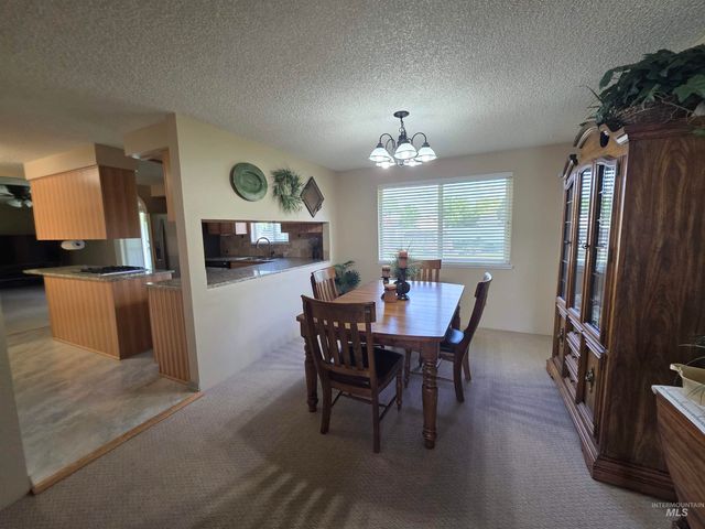 1012 W Camelot Dr, Nampa, ID 83651