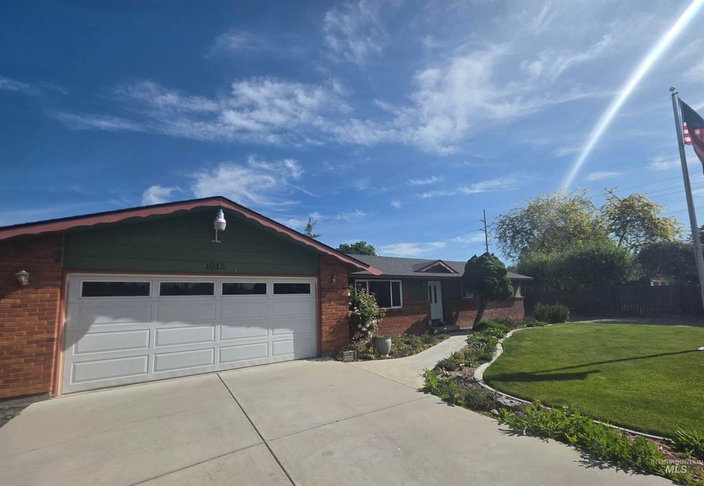 1012 W Camelot Dr, Nampa, ID 83651
