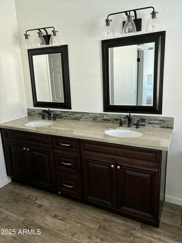 1302 W HONEYSUCKLE Lane, Chandler, AZ 85248