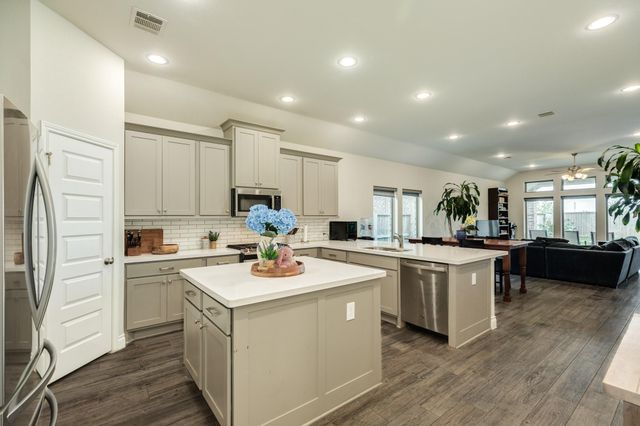 9230 Eckert Road, Iowa Colony, TX 77583