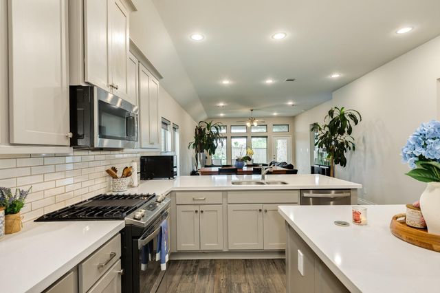 9230 Eckert Road, Iowa Colony, TX 77583