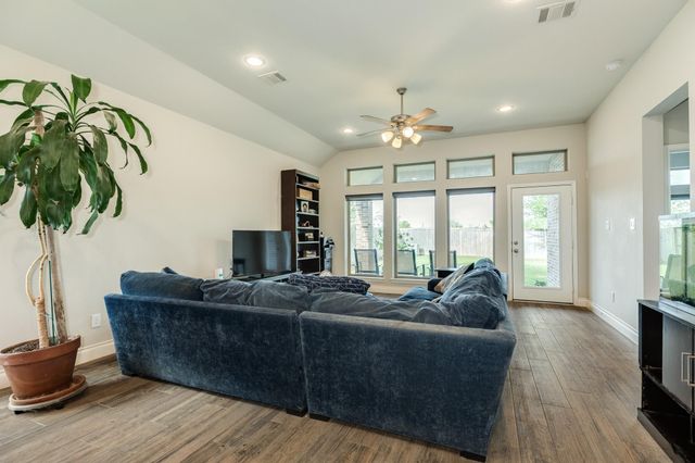 9230 Eckert Road, Iowa Colony, TX 77583