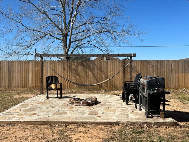 504 Henson Street, El Campo, TX 77437