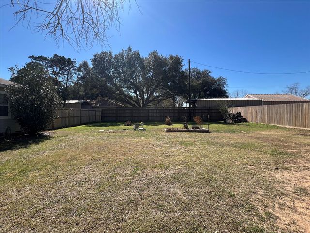 504 Henson Street, El Campo, TX 77437