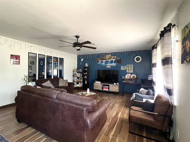 504 Henson Street, El Campo, TX 77437