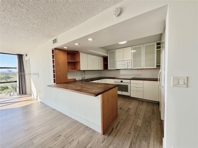 1000 Parkview Dr 723, Hallandale Beach, FL 33009