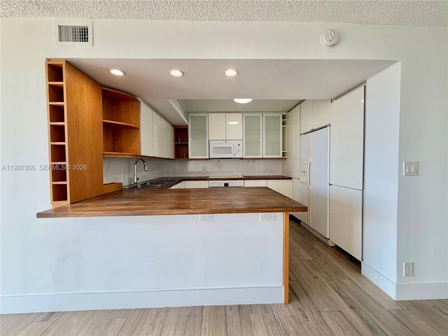 1000 Parkview Dr 723, Hallandale Beach, FL 33009