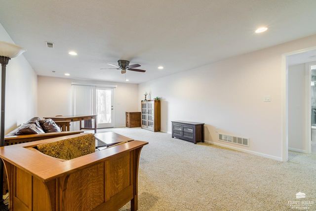 1615 Woodcrest, Manhattan, KS 66502
