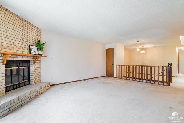 1615 Woodcrest, Manhattan, KS 66502