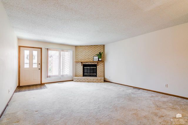 1615 Woodcrest, Manhattan, KS 66502