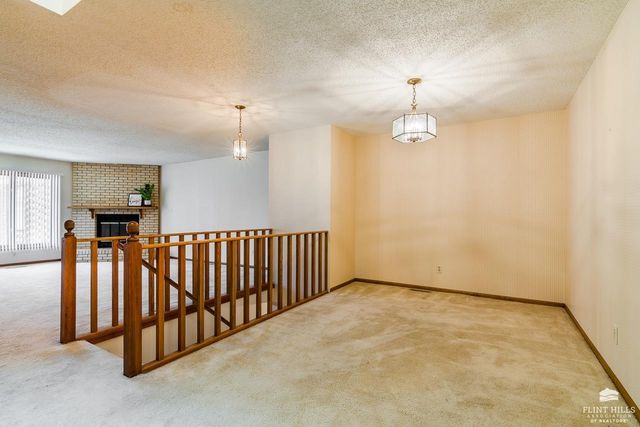 1615 Woodcrest, Manhattan, KS 66502
