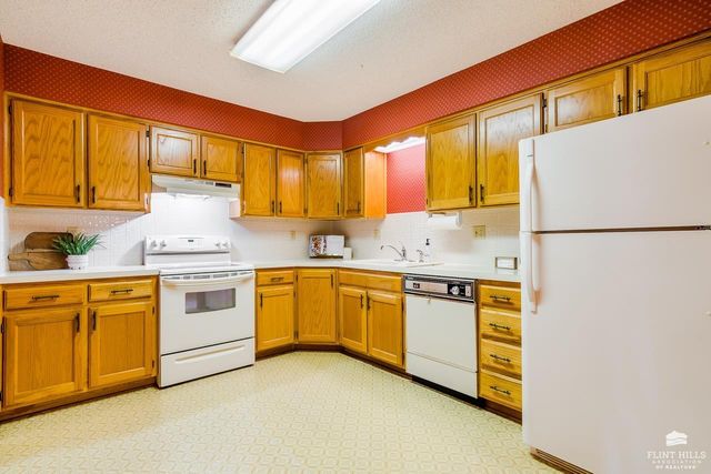 1615 Woodcrest, Manhattan, KS 66502