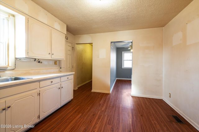 3802 Oakleaf Ln, Louisville, KY 40219