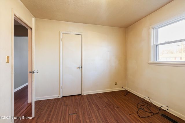 3802 Oakleaf Ln, Louisville, KY 40219